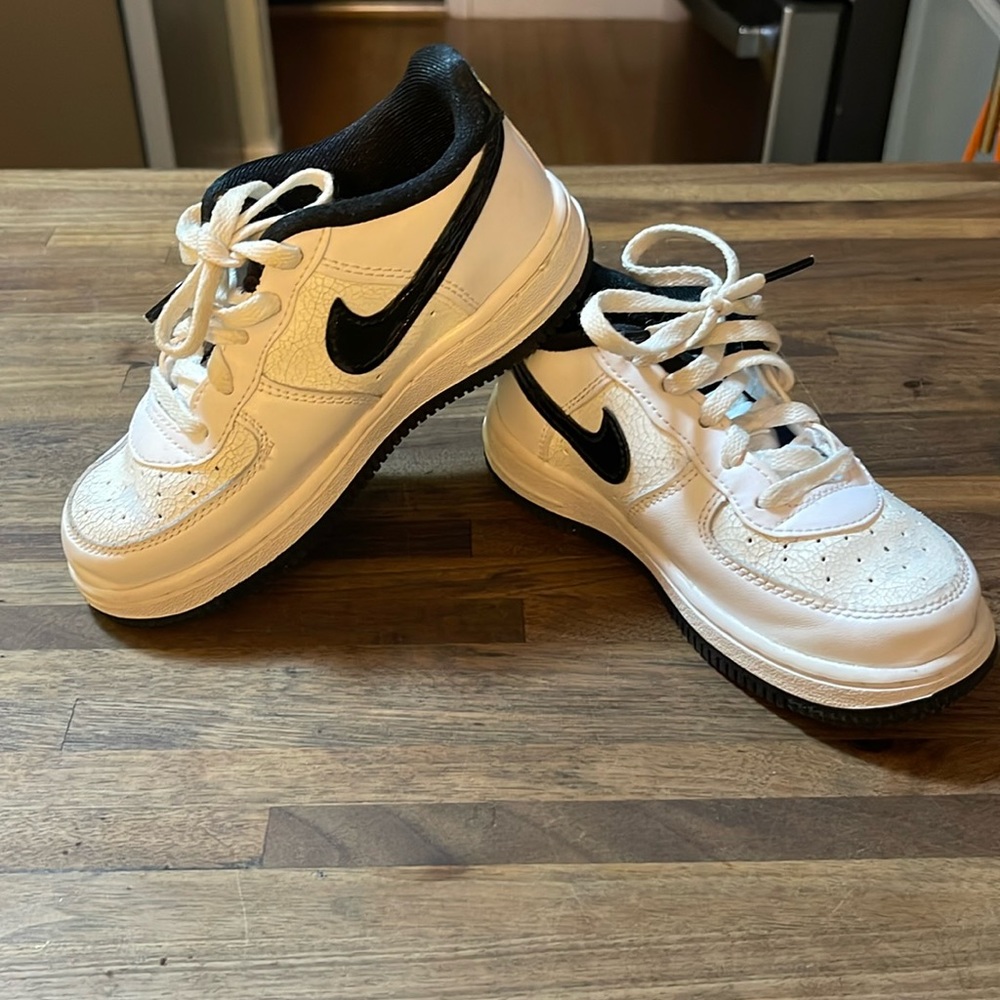Nike Air Force 1 sneaker-black, white & gold